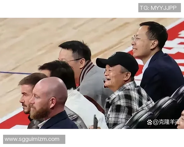 马云与足球明星亲密合照高清展示球场魅力与友谊瞬间