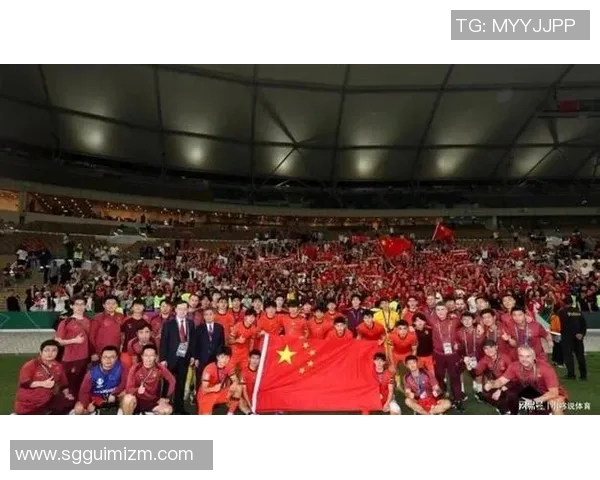 足球明星队莅临武汉进行高强度训练活动引发球迷热烈关注与期待